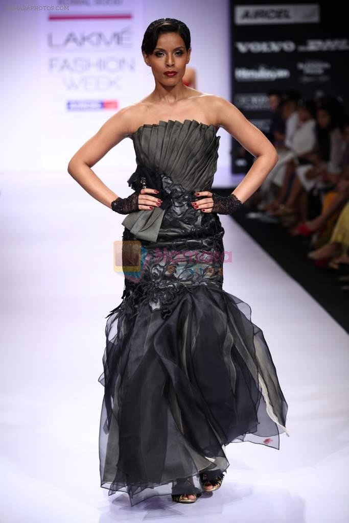 Model walk the ramp for Komal Sood, Pernia Qureshi show at Lakme Fashion Week Day 2 on 4th Aug 2012