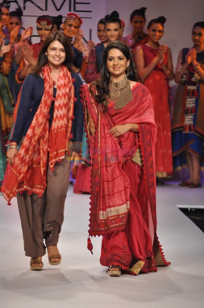 Shaina NC walk the ramp for Shruti Sancheti show at Lakme Fashion Week Day 3 on 5th Aug 2012