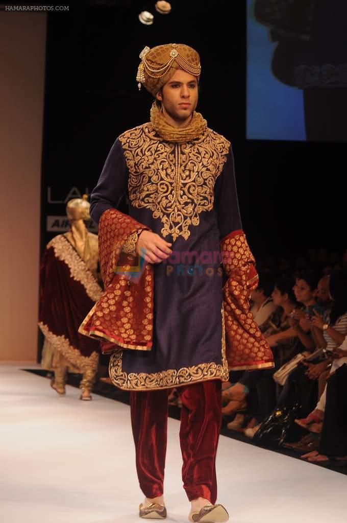 Model walk the ramp for Shyamal Bhumika show at Lakme Fashion Week Day 4 on 6th Aug 2012