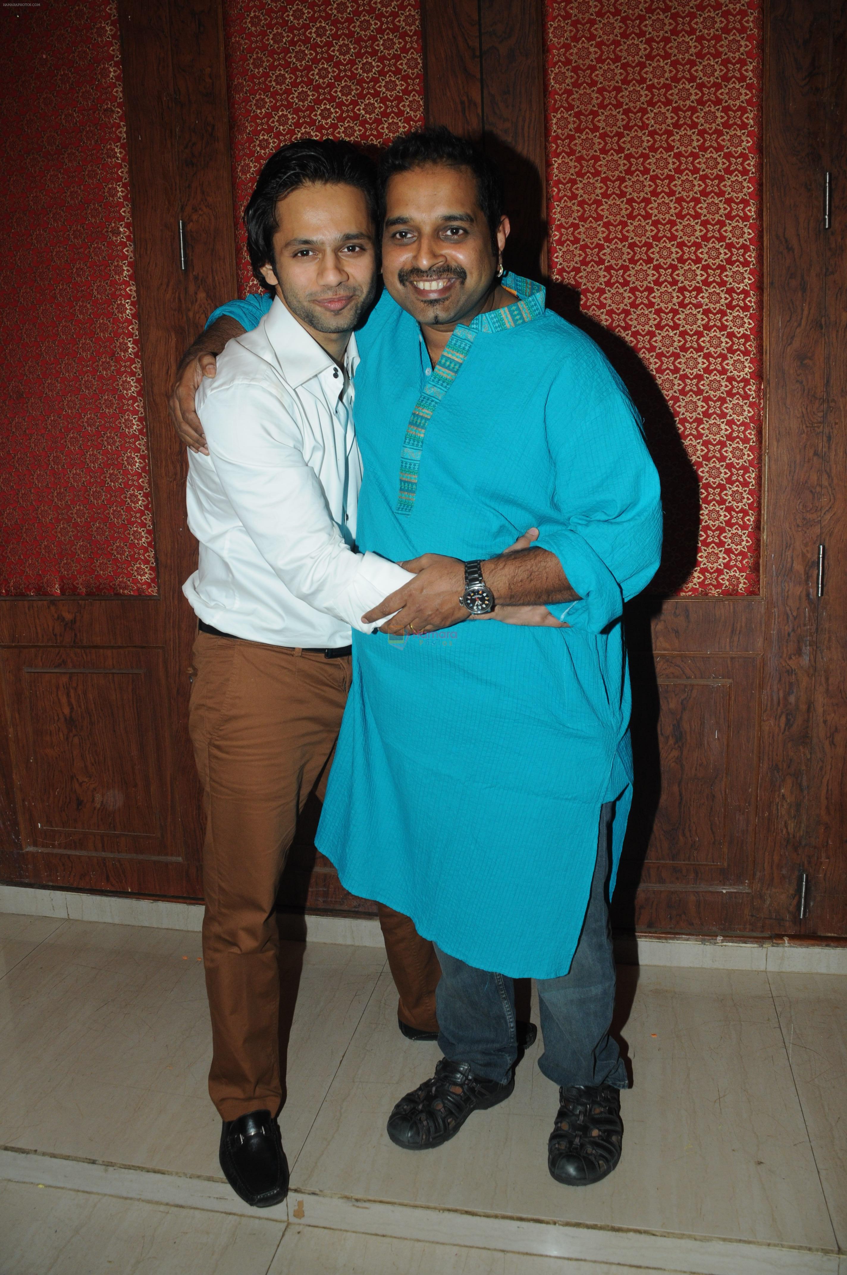 Rahul Vaidya with Shankar Mahadevan   at Rahul Vaidya celebrated birthday of His guru Suresh wadkar in Mumbai on 7th Aug 2012