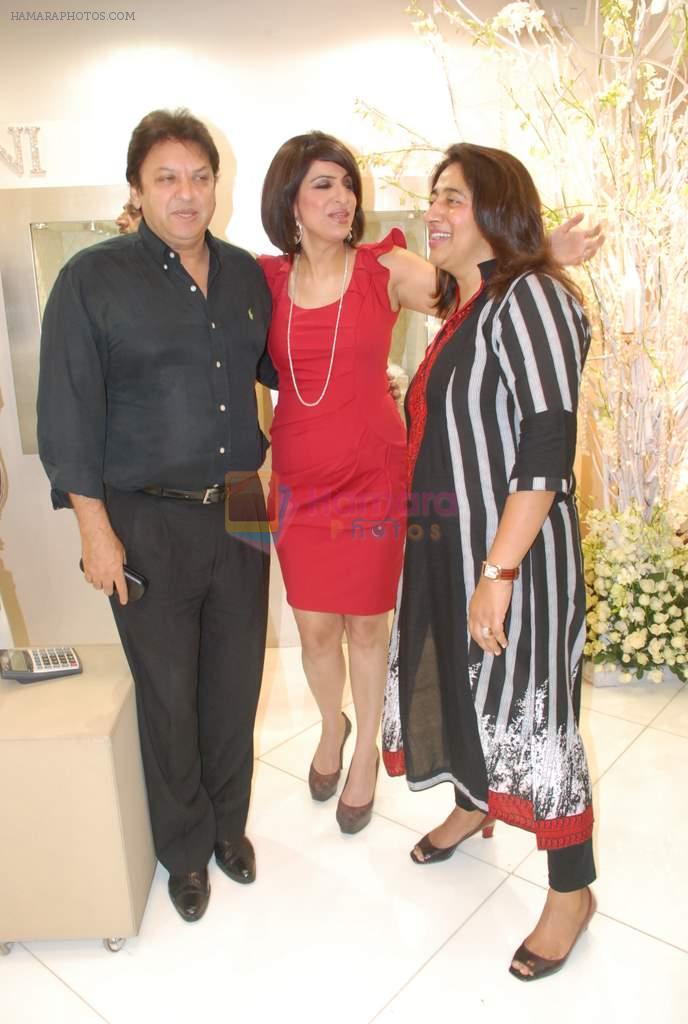 Anu Ranjan, Sashi Ranjan at Varuna Jani store in Bandra,Mumbai on 10th Aug 2012