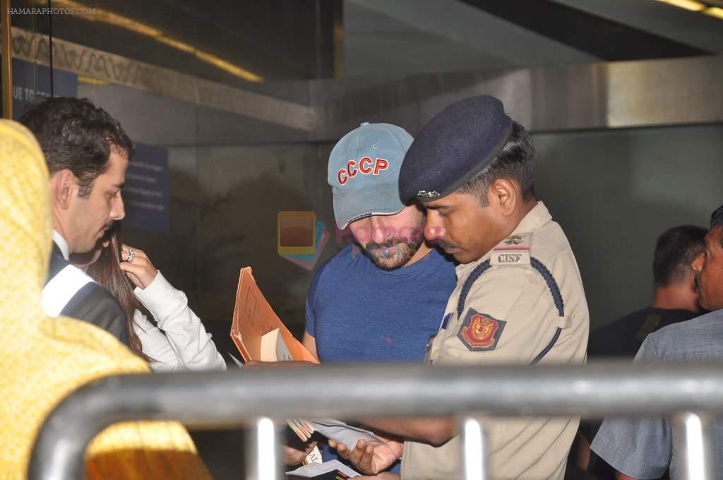 Saif Ali Khan snapped at the airport in Mumbai on 12th Aug 2012