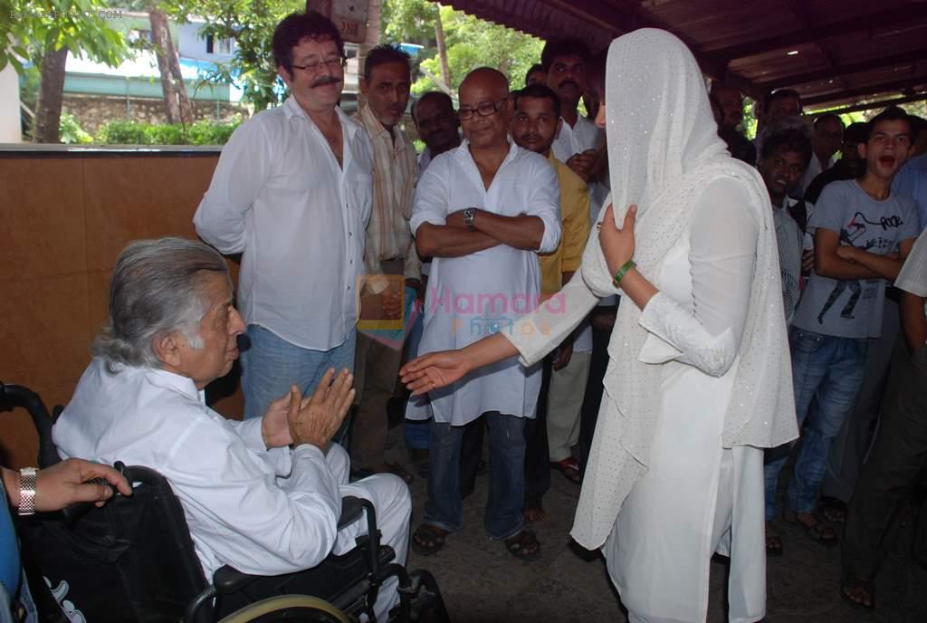 Shashi Kapoor at Ashok Mehta's funeral in Mumbai on 17th Aug 2012