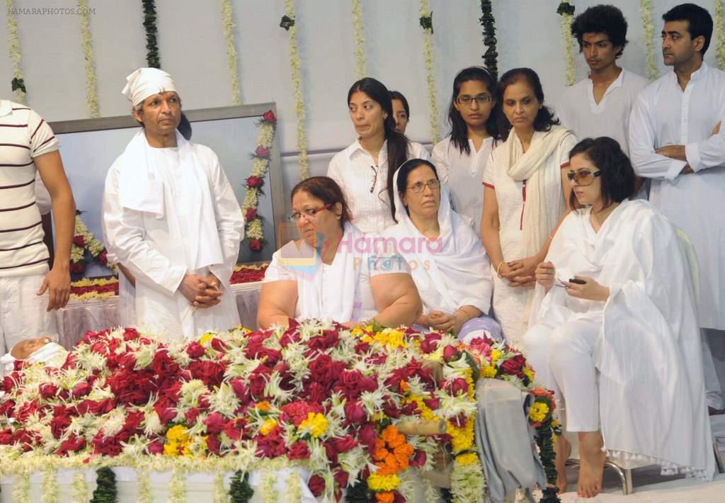 at Ashok Mehta's funeral in Mumbai on 17th Aug 2012