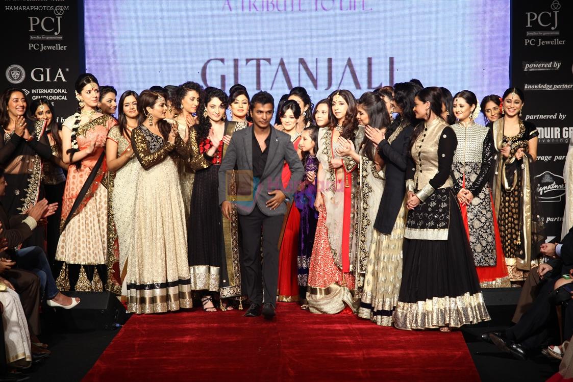 Vikram Phadnis with celebrities  for Gitanjali at IIJW Day 1