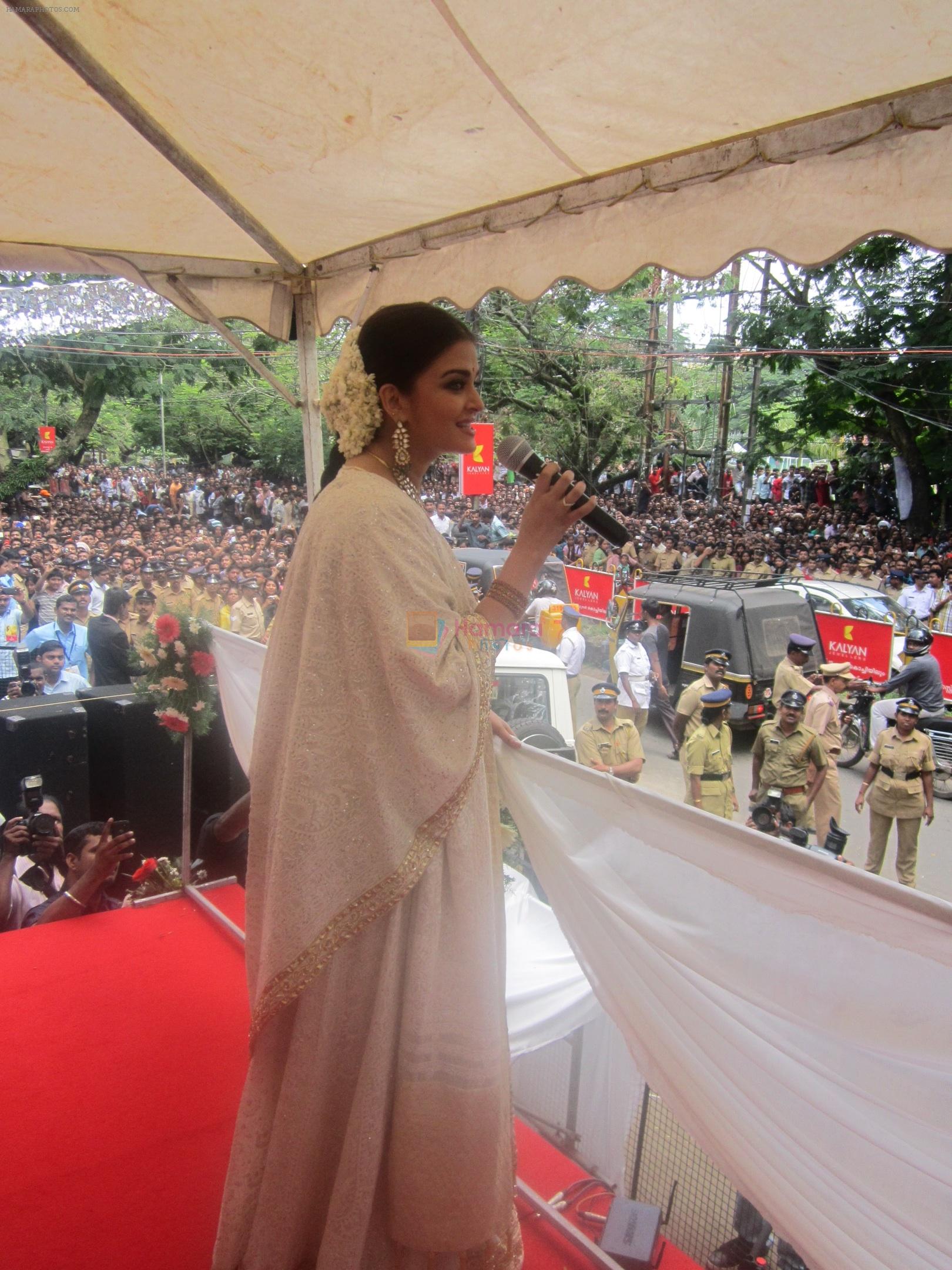 Aishwarya Rai Bachchan at the inauguration of the first Kalyan Jewellers store in Kochi.