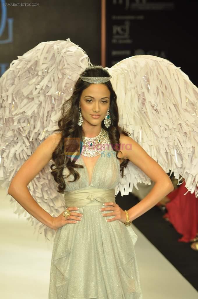 Angela Jonsson walks the ramp for Gehna Jewellers Show at IIJW Day 1 on 19th Aug 2012