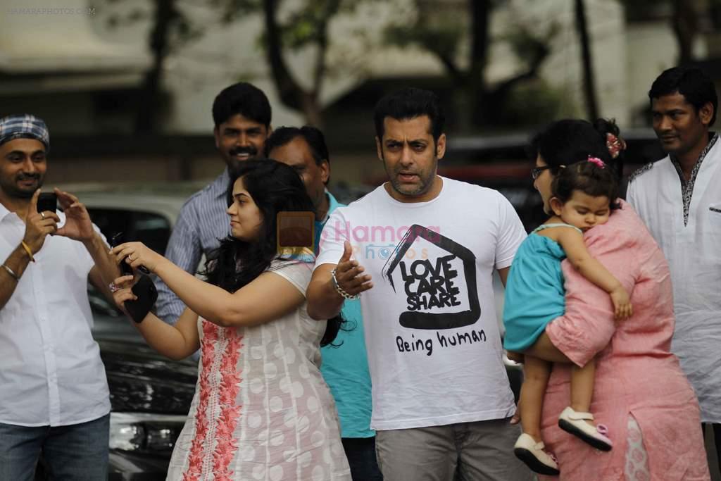Salman Khan at salman with family on eid greets fans on 20th Aug 2012