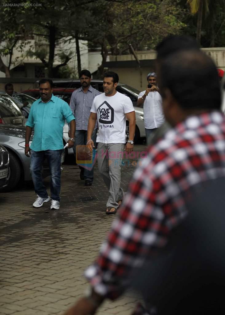 Salman Khan at salman with family on eid greets fans on 20th Aug 2012