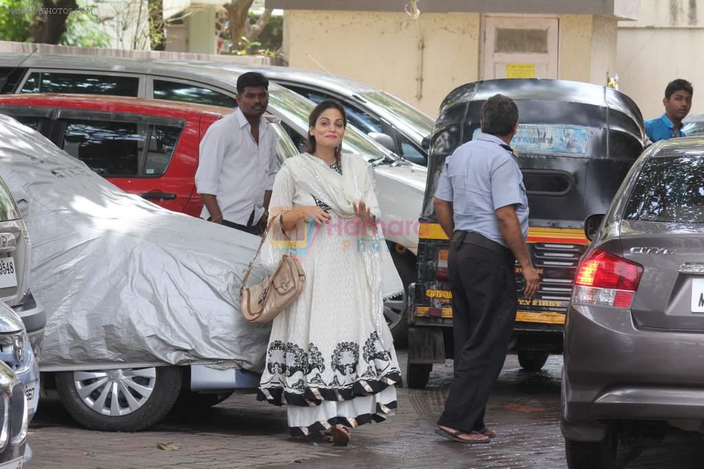 Alvira Khan at salman with family on eid greets fans on 20th Aug 2012