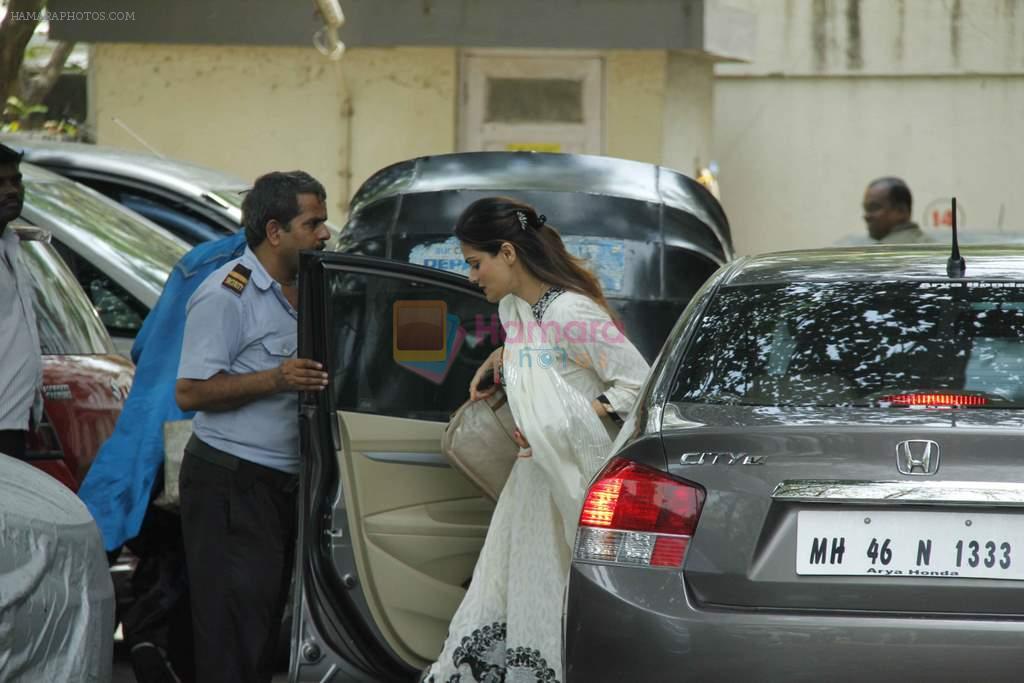 Alvira Khan at salman with family on eid greets fans on 20th Aug 2012