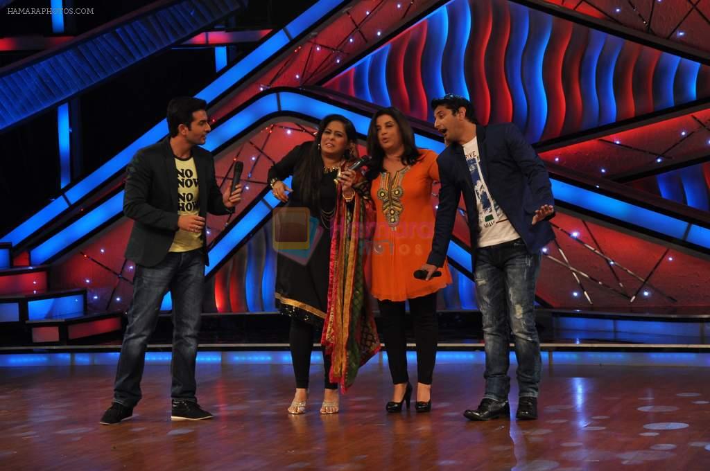 Geeta Kapoor,Farah Khan promotes Joker on the sets of ZEE Lil Masters in Famous on 20th Aug 2012