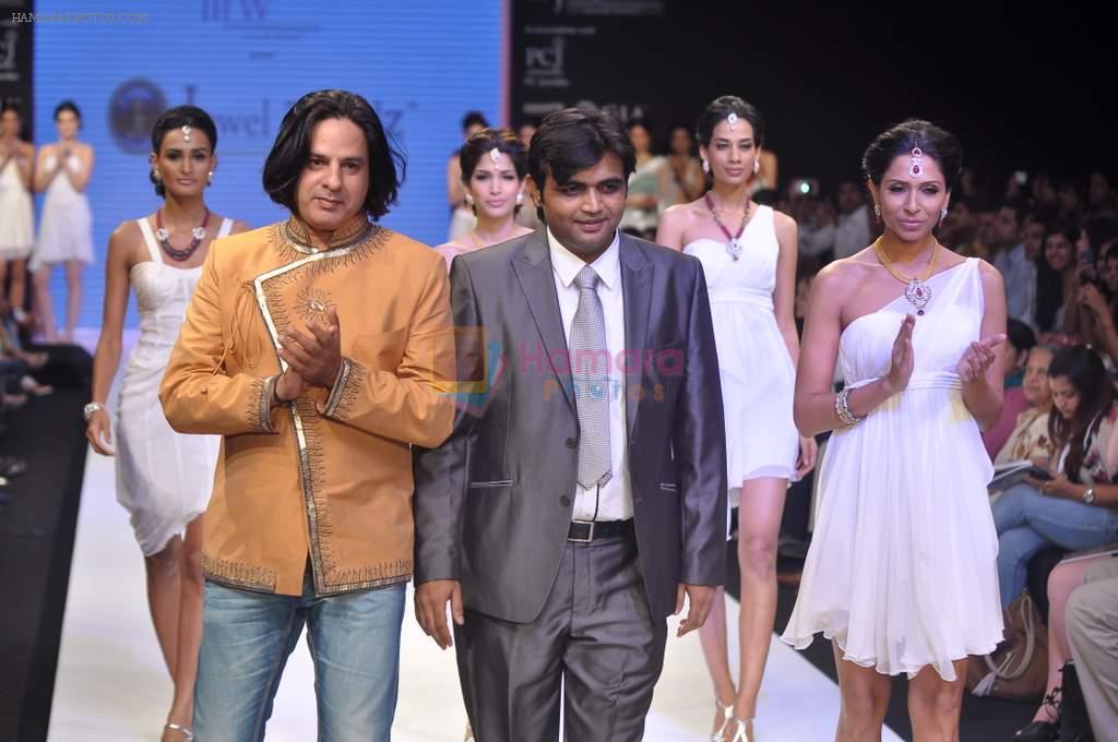 Rahul Roy walks the ramp for Jewel Trendz Show at IIJW Day 3 on 21st Aug 2012