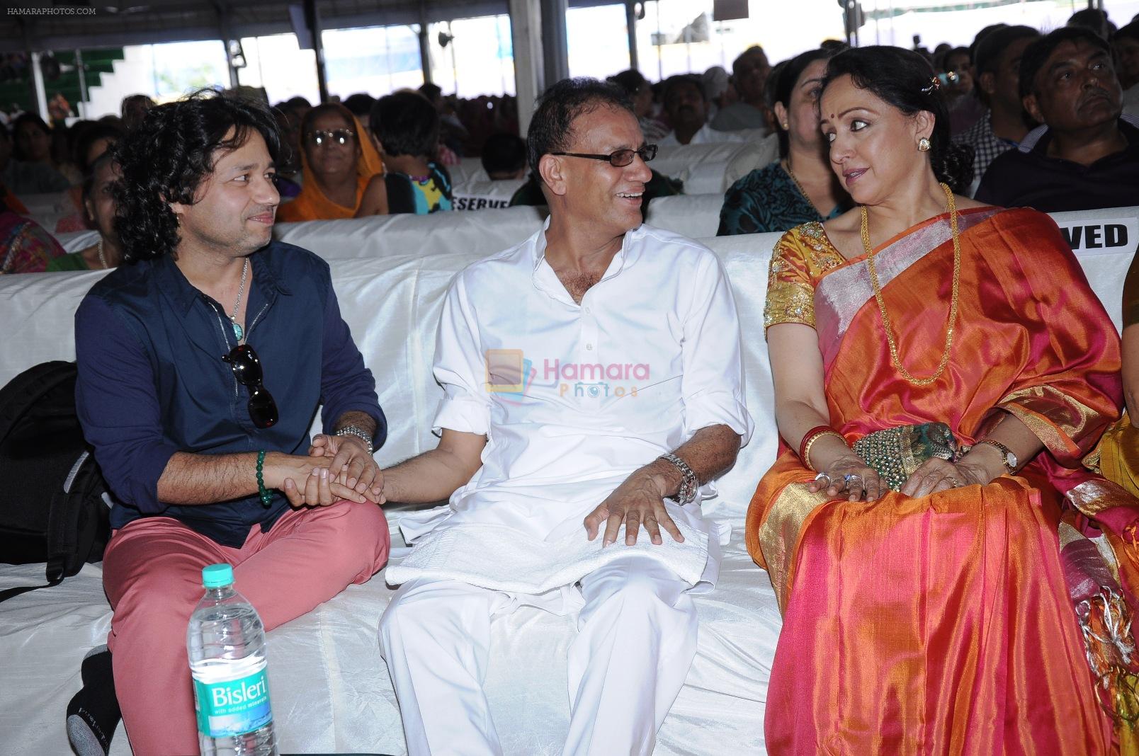 Kailash Kher, Madan Paliwal and Hema Malini at the Murari Bapu in Nathdwara festival on 21st Aug 2012