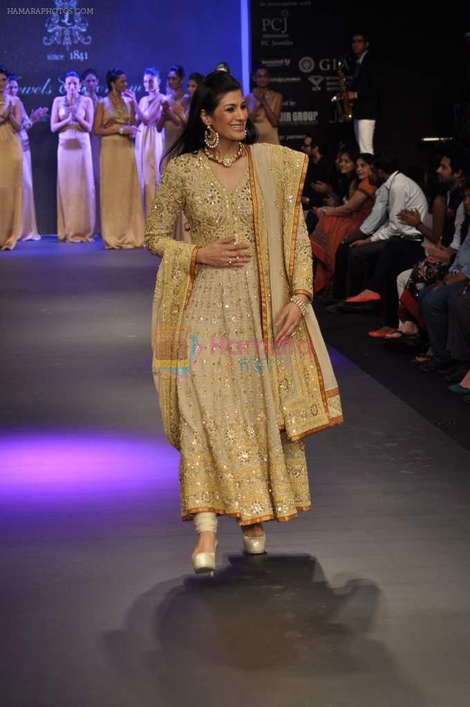 Model walks the ramp for Jewels Emporium Show at IIJW Day 4 on 22nd Aug 2012