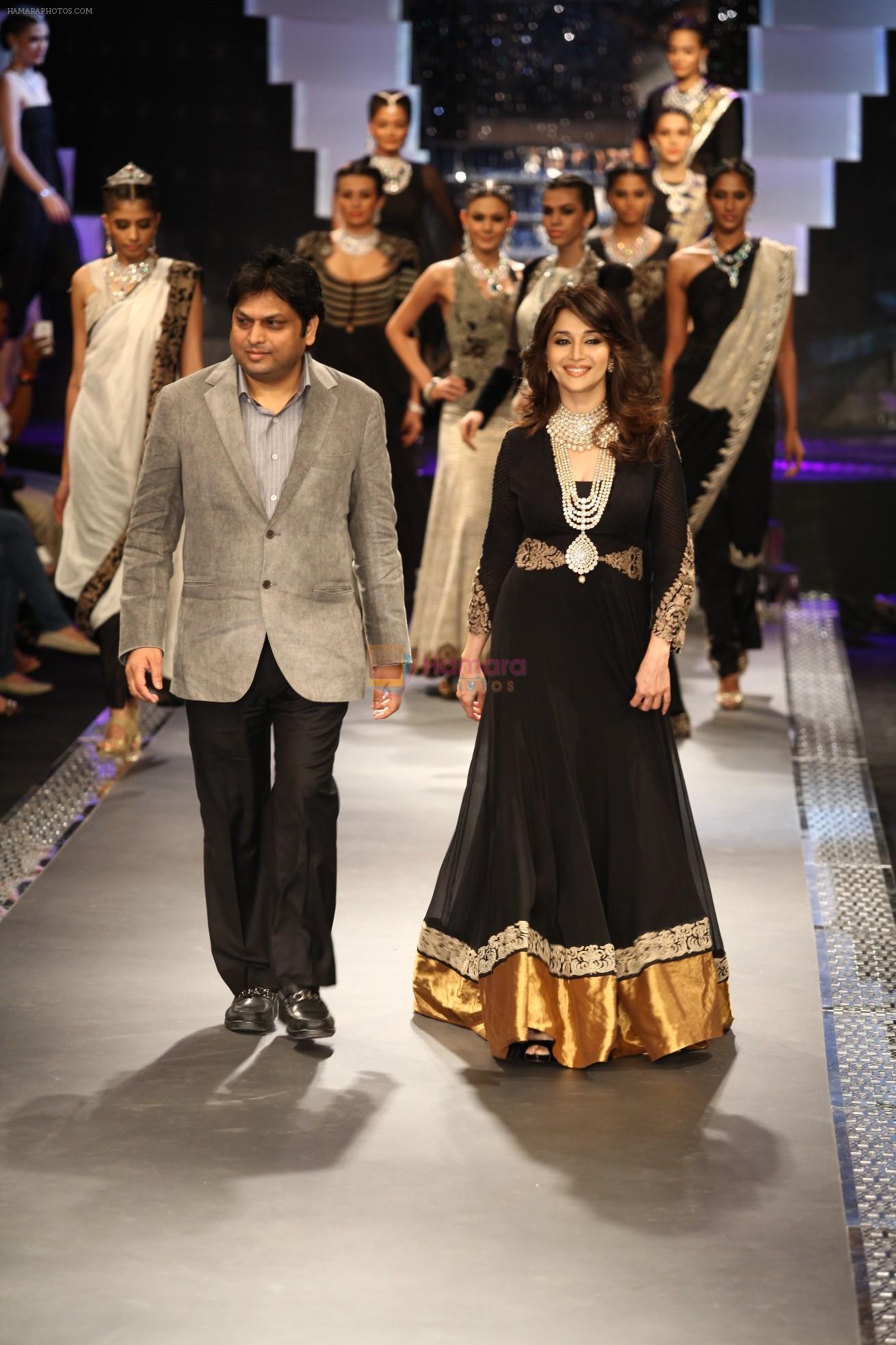 Madhuri Dixit walks the ramp for PC Jeweller Show at IIJW Day 5 Grand Finale on 23rd Aug 2012