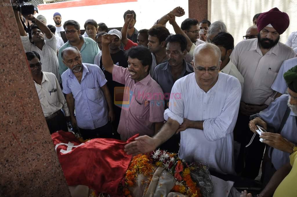 at AK Hangal's funeral in Juhu, Mumbai on 26th Aug 2012