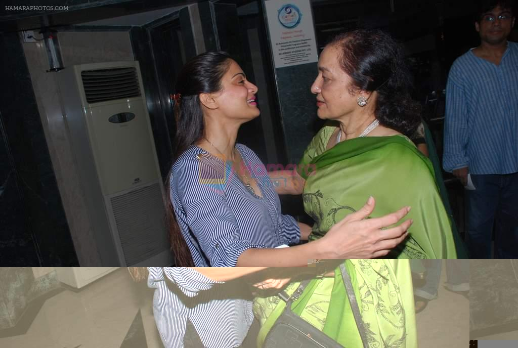 Asha Parekh, Alvira Khan at Poonam Dhillon's play U Turn in Bandra, Mumbai on 26th Aug 2012