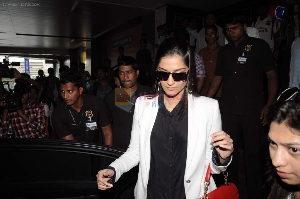 Sonam Kapoor snapped at Infinity Mall in Andheri, Mumbai on 28th Aug 2012