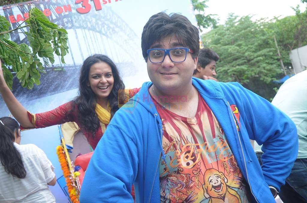 Prateek Chakravorty, Bidita Bag at Sydney With Love film bus tour promotions in Mumbai on 31st Aug 2012