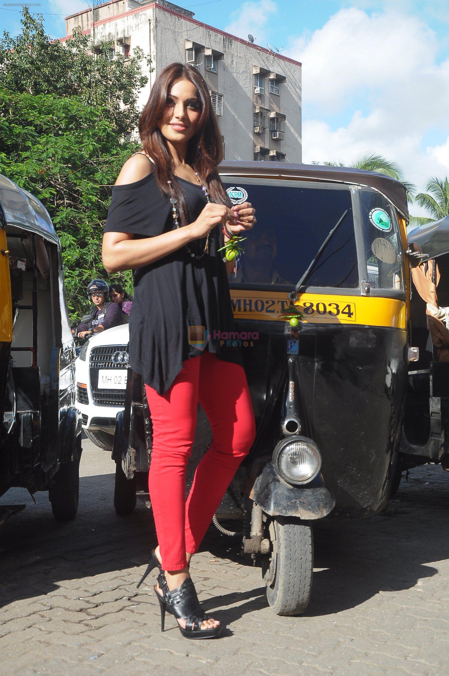 Bipasha Basu promotes Raaz 3 on a traffic signal by distributing lemon to wade away evil spirits in Mumbai on 1st Sept 2012