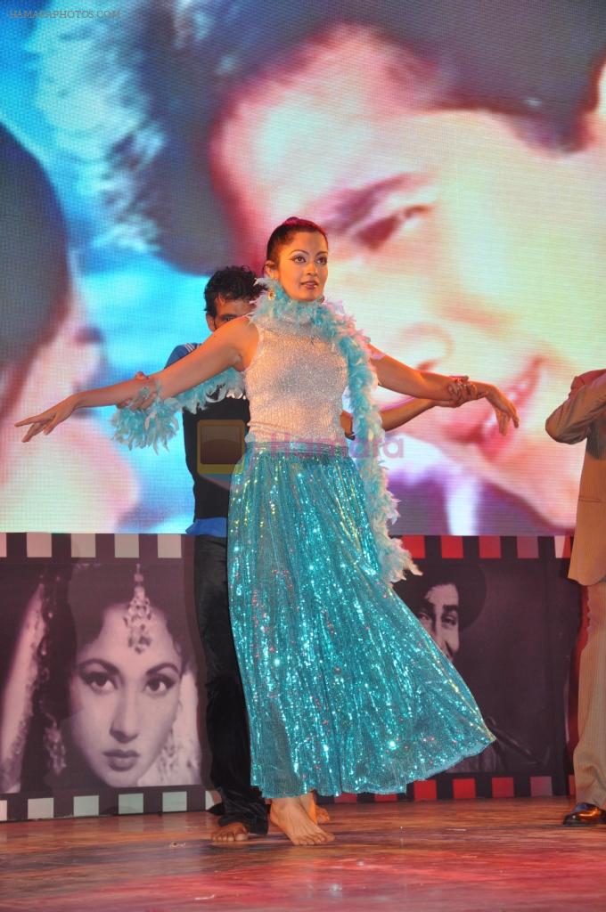 Sheena Chohan performing at the Bollywood musical stage show in Nehru Center,Mumbai on 1st Sept 2012
