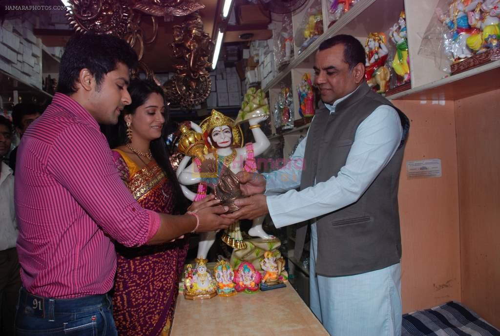 Deepika Samson, Shoaib Ibrahim with Paresh Rawal sells Ganesh idols for the promotion of his film Oh My God on 7th Sept 2012
