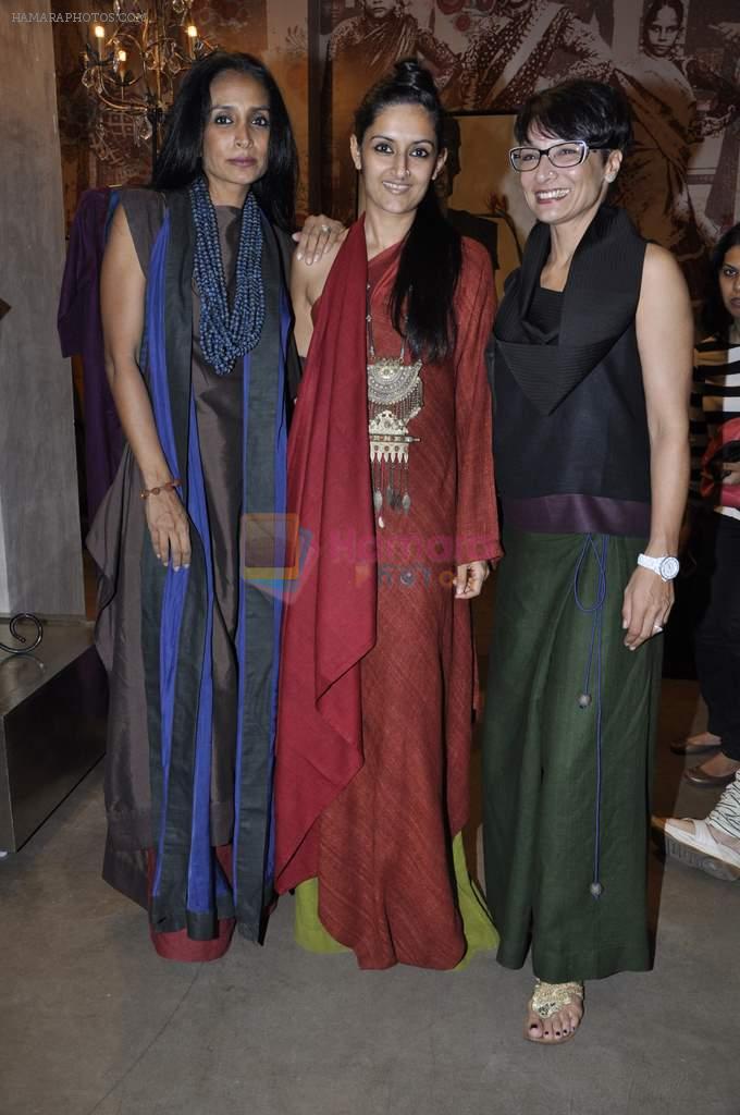 Suchitra Pillai, Adhuna Akhtar at Payal Khandwala's collection launch in Good Earth on 8th Sept 2012