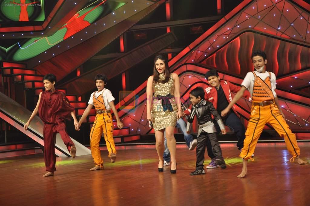 Kareena Kapoor on the sets of Zee Dance Ke Superstar in Famous on 10th Sept 2012