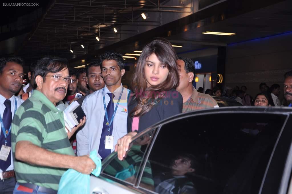 Priyanka Chopra snapped at international airport, Mumbai on 15th Sept 2012
