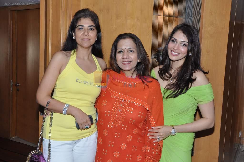 Lali_Dhavan_Pavan_Khanna at Isha Koppikar's birthday in Mumbai on 15th Sept 2012