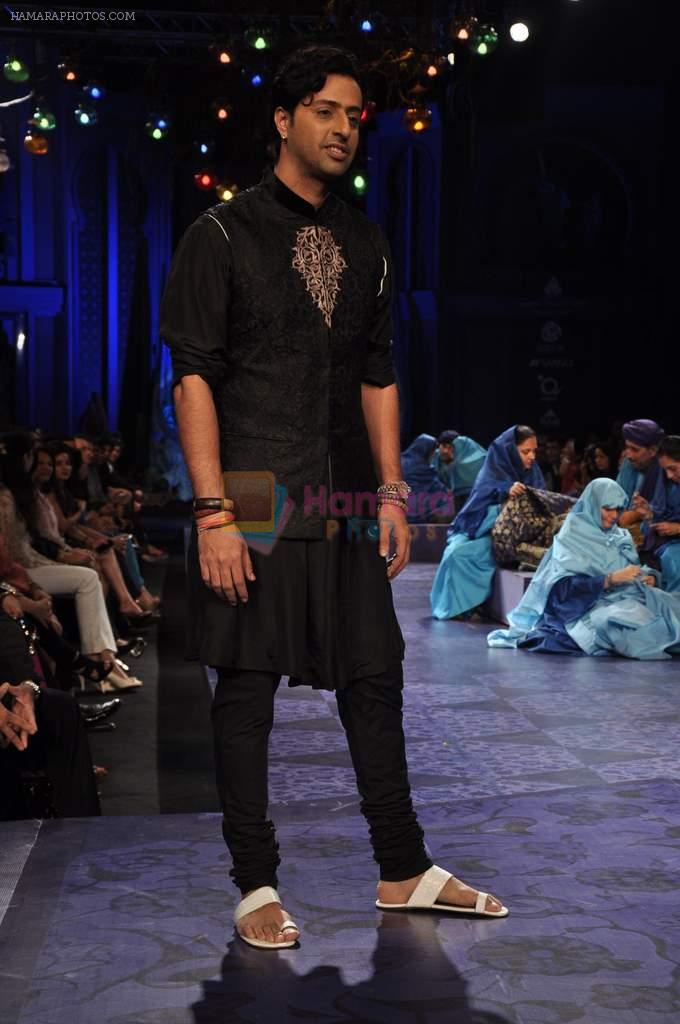 Model walk the ramp for JJ Valaya grand finale show at Aamby Valley India Bridal Fashion Week 2012 in Mumbai on 17th Sept 2012