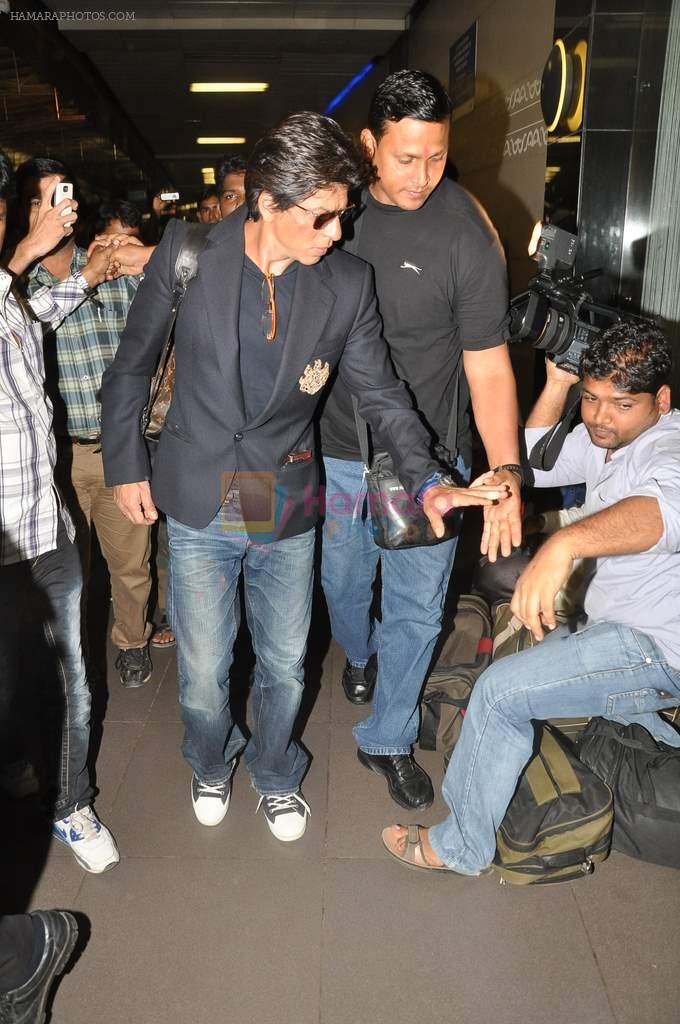 Shahrukh Khan snapped at the Airport in Mumbai on 19th Sept 2012