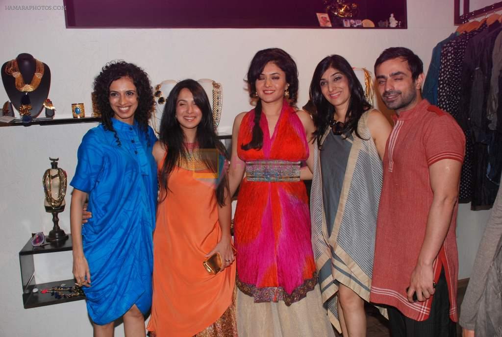 Sonal Sehgal, Shraddha Nigam, Mayank Anand at Shraddha and Mayank showcase in Atosa, Mumbai on 24th Sept 2012