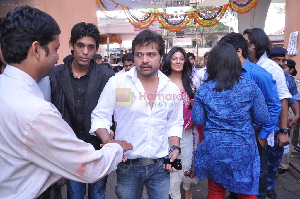 Himesh Reshammiya with Sur Shetra team at Ganesh Mandal in Lower Parel, Mumbai on 25th Sept 2012
