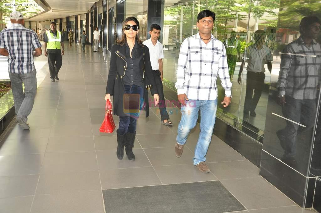 Gauri Khan snapped at international airport on 25th Sept 2012