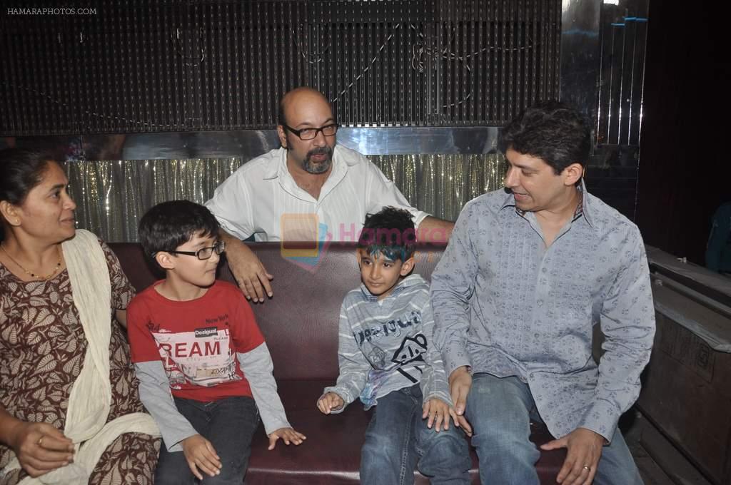 Madhuri Dixit's husband Sriram Madhav Nene with Kids Arin Nene, Raayan Nene on Jhalak Dikhhla Jaa in Mumbai on 25th Sept 2012