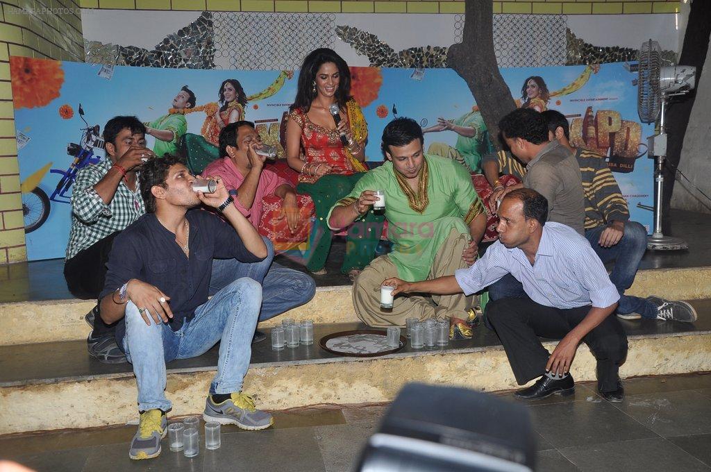 Vivek Oberoi and Mallika Sherawat promote Kismat, Love, Paisa, Dilli at Pritam da dhaba in Dadar, Mumbai on 27th Sept 2012