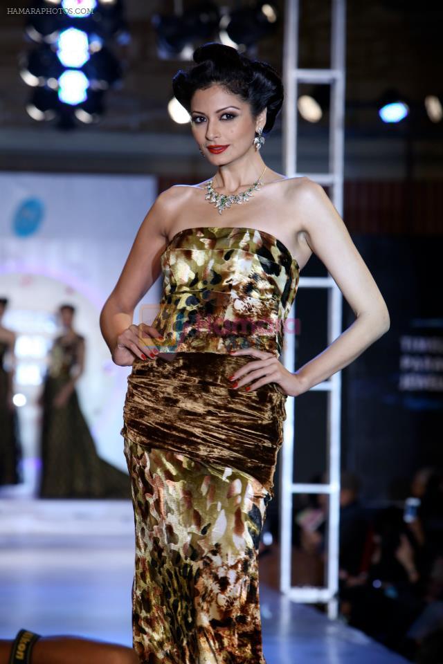 Model walk the ramp for the Ace Designer Rehan Shah for Timeless Paragon- Classic Diamond Jewellery on 28th Sept 2012