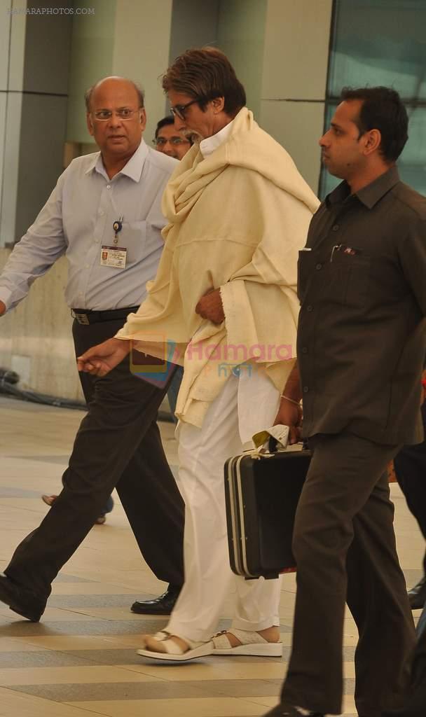 Amitabh Bachchan snapped at the airport in Mumbai on 29th Sept 2012
