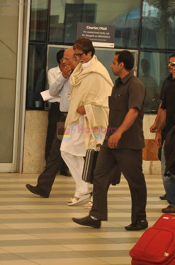 Amitabh Bachchan snapped at the airport in Mumbai on 29th Sept 2012