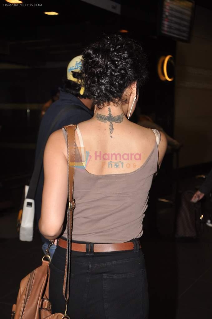 Kangna Ranaut snapped at airport in Mumbai on 5th Oct 2012