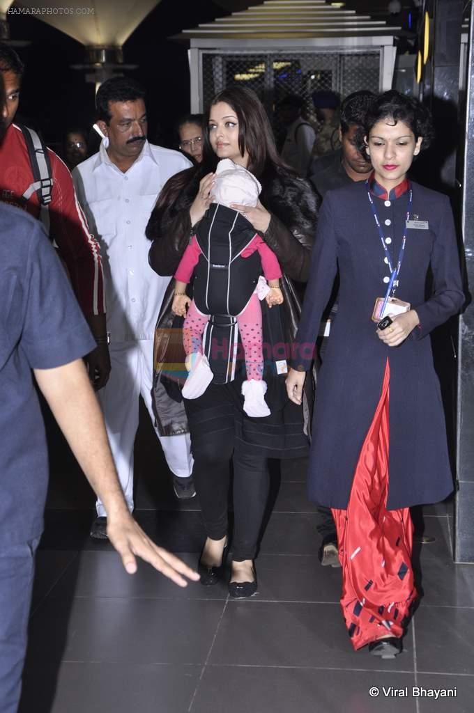 Aishwarya Rai Bachchan returns from Chicago - Big b comes to receive in Mumbai Airport on 5th Oct 2012