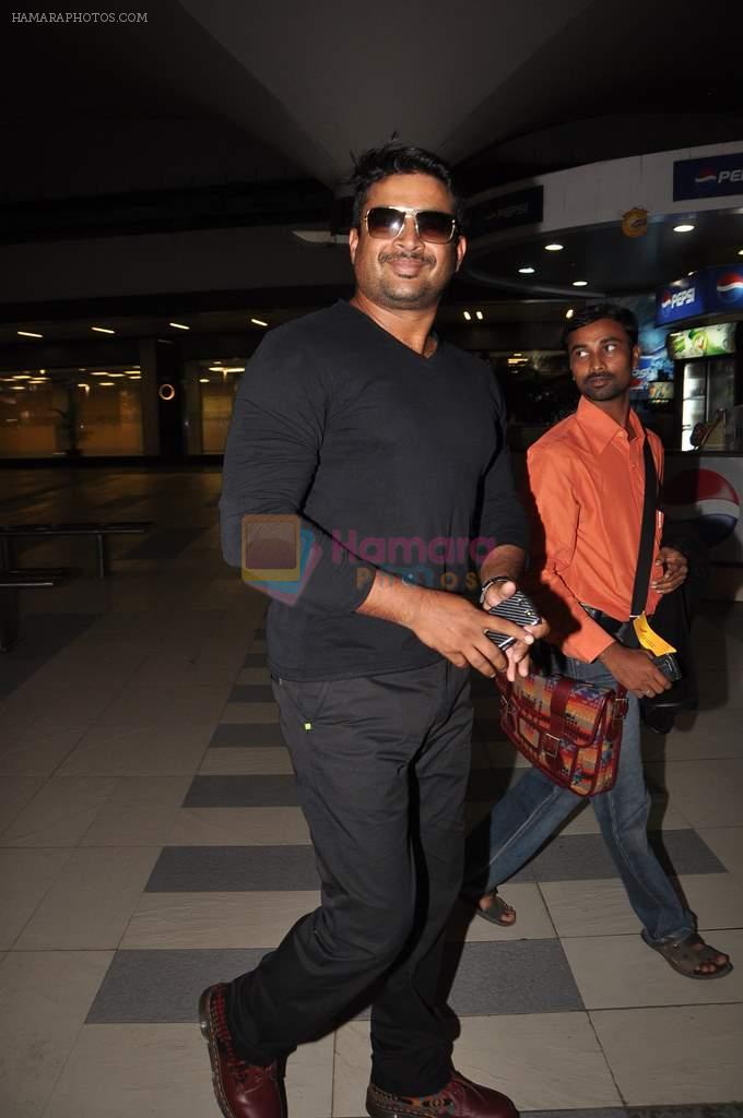 Madhavan snapped at the airport in Mumbai on 8th Oct 2012
