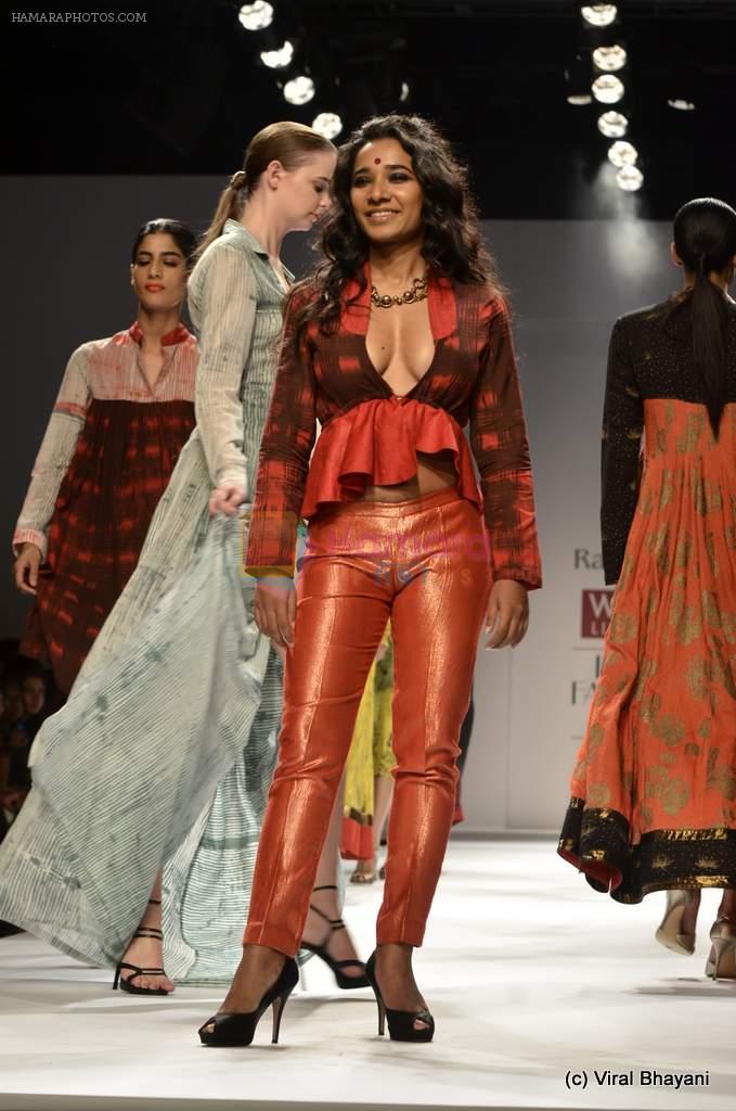 Tannishtha Chatterjee walk the ramp for Rahul Singh Show at Wills Lifestyle India Fashion Week 2012 day 4 on 9th Oct 2012