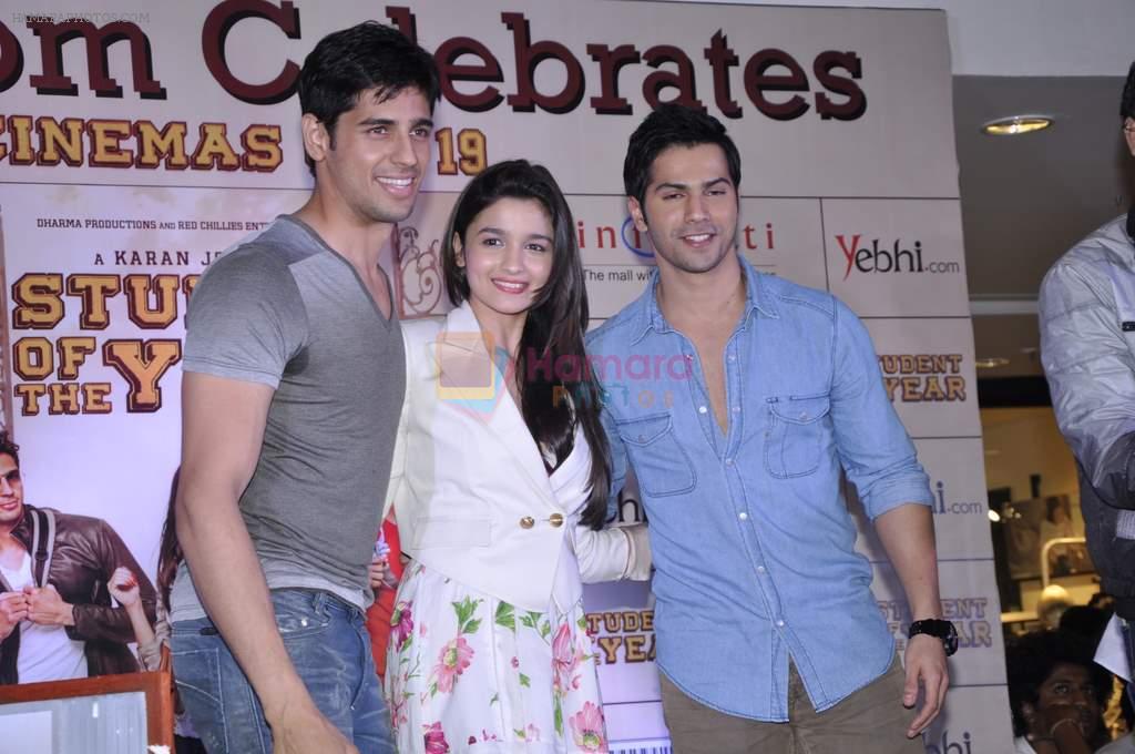 Alia Bhatt, Varun Dhavan and Siddharth Malhotra unveil the merchandise of their film Student of the year in Infinity Mall on 9th Oct 2012