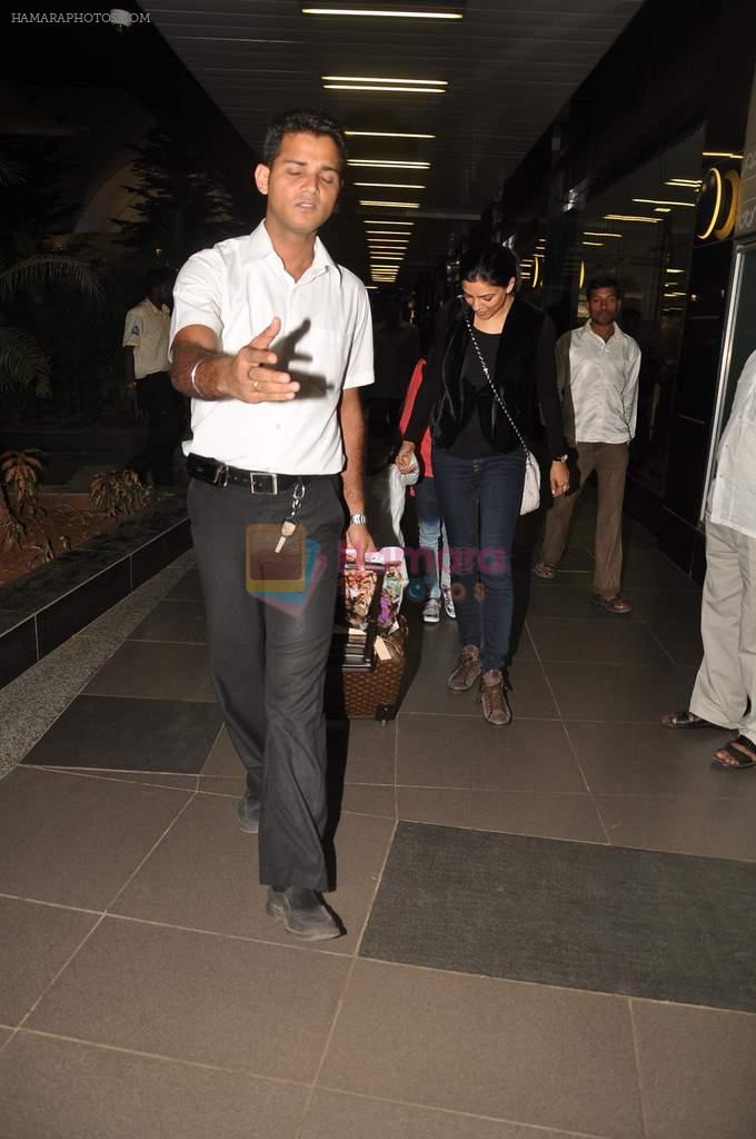 Sushmita Sen snapped at the Airport, Mumbai on 12th Oct 2012,1