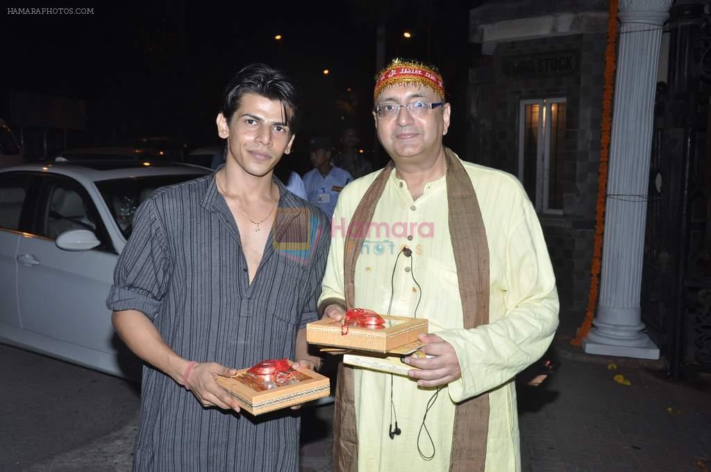 Vivek Vaswani at Sanjay Gupta's Mata Ki Chowki in Andheri, Mumbai on 16th Oct 2012