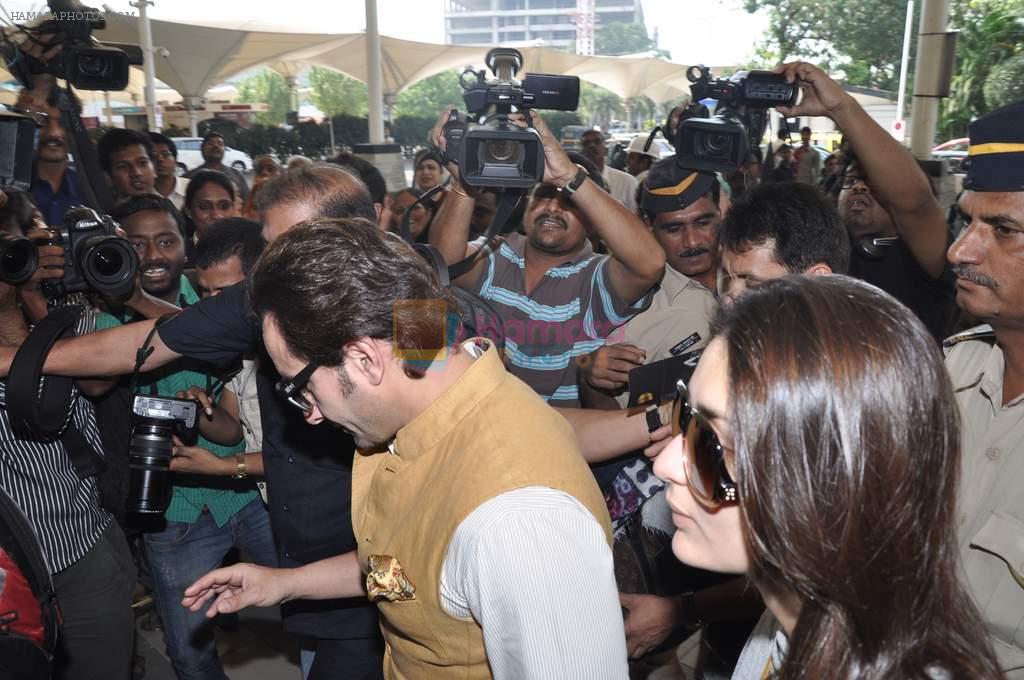 Saif Ali Khan, Kareena Kapoor leave for Pataudi on 17th Oct 2012