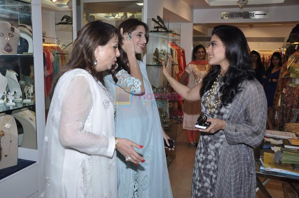 Kajol, Zarine Khan, Farah Ali Khan at designer preview at Zarine Khan's Fizaa in Juhu, Mumbai on 17th Oct 2012